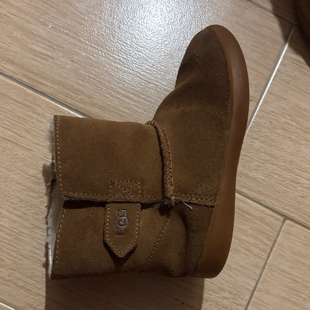 Little kid uggs size c9